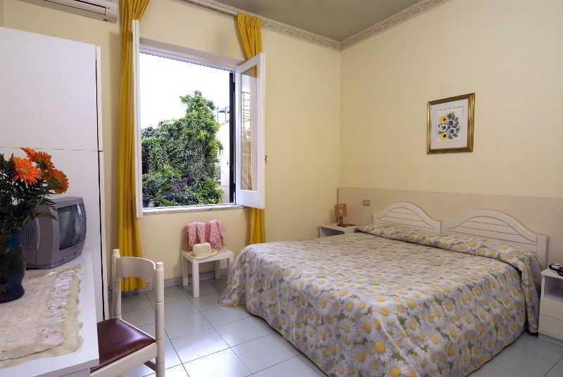 Villa Diana - Beach & Rooms Ischia Eksteriør billede
